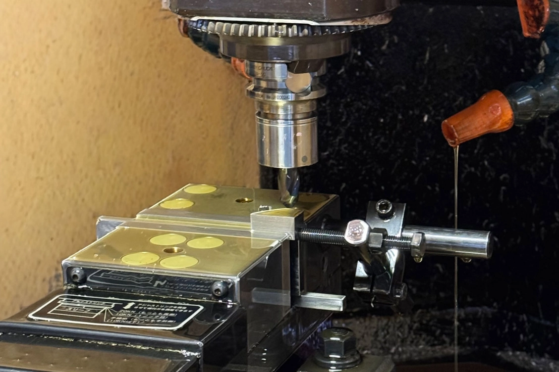 単純形状から複雑形状加工、高精度加工まで機械加工全般を弊社独自のネットワークと技術力を駆使しお客様に納得していただけるサービスを提供します。